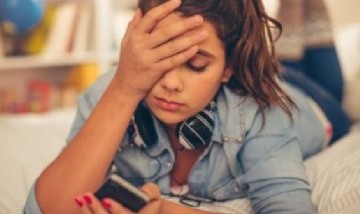 Uso excesivo de smartphones en adolescentes puede desencadenar insomnio, estrés y ansiedad
