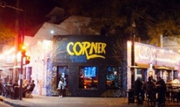 El bar rosarino que marca tendencia en cumpleaños y en enero deja consumir gratis al homenajeado