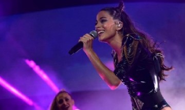 Tini Stoessel fue abordada por una fan sobre el escenario y su reacción sorprendió a todos