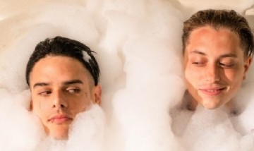 Ca7riel y Paco Amoroso lanzaron "Dumbai", el segundo anticipo del álbum Baño María