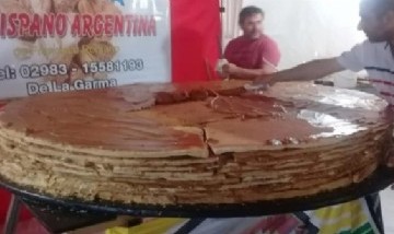 Preparan un alfajor de 600 kilos como atractivo turístico en un pueblo bonaerense