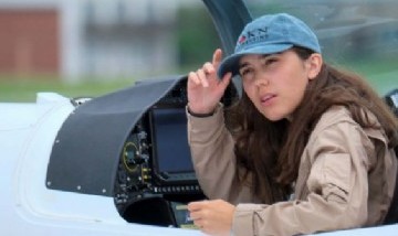 Zara Rutherford: la pilota que busca ser la mujer más joven en dar la vuelta al mundo