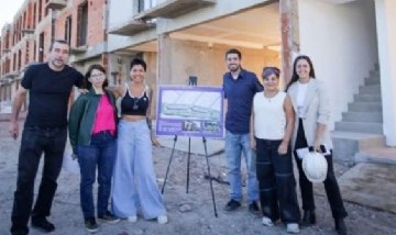 Mayra Mendoza y Silvina Batakis recorrieron el avance de 28 viviendas en el barrio La Odisea