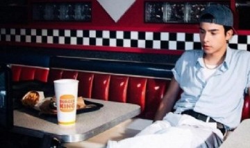 Rusherking compartió orgulloso la imagen de la hamburguesa con papas fritas que hicieron en su honor