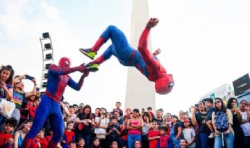 Multitudinaria juntada en el Obelisco: Argentina ya es campeón del mundo de Spidermans