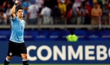 Luis Suárez ayudó a 500 familias de un barrio vulnerable de Uruguay