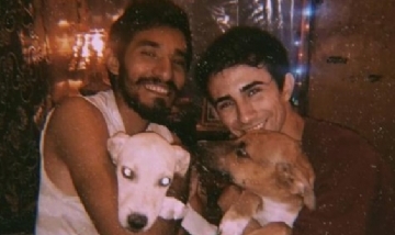 Esteban y David, con sus perros Sabrina y galileo. Desde San Juan.