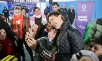Mayra Mendoza entregó equipamieto deportivo a 20 clubes de barrio del distrito
