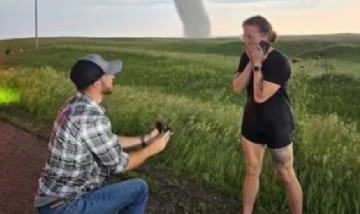Le propuso matrimonio frente a un tornado categoría EF3 y el final de la historia fue increíble