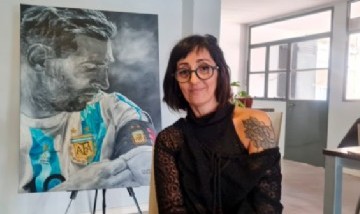 Claudia Pérez, la artista que se viralizó por pintar un cuadro de Messi y fue invitada a Qatar