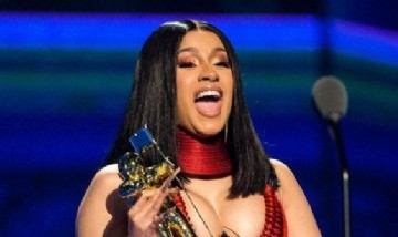 Furiosa en pleno show: Cardi B le revoleó el micrófono a una fanática que le tiró cerveza