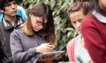 Los jóvenes se alejan de los medios y se informan cada vez más por redes e influencers