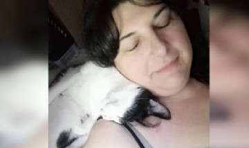 Nunu y su gatito durmiendo la siesta juntos en Madrid, España.