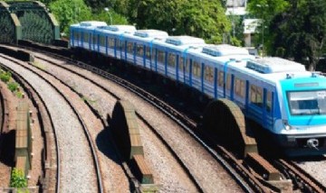 "Surfear" en los techos de los trenes: la peligrosa práctica que causa polémica