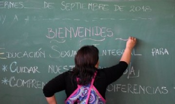 Un profesor explotó en clase contra el lenguaje inclusivo: "No hay mache ni hembre"