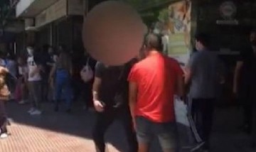 Brutal pelea a la salida de un colegio en Córdoba terminó con un joven inconsciente