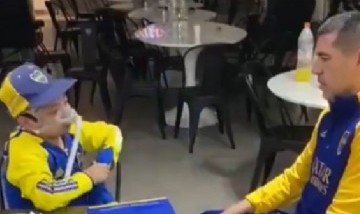 Riquelme sorprendió a un nene, que recibió una camiseta y no pudo contener las lágrimas al ver a su ídolo