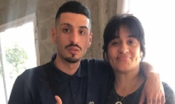 La mamá de El Noba se instaló en la puerta del hospital donde está internado el cantante