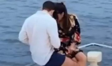 El desopilante blooper que es furor en las redes: Le quiso pedir casamiento a su novia y el anillo se le cayó al mar