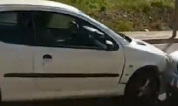 Video: consiguió la licencia de conducir y chocó contra el auto de su hermano