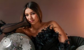 Juli Obregón revive el euro dance de los 90 con su nuevo single "Una Trampa"