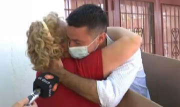 Un cordobés que vive en España volvió "en una caja" para sorprender a su mamá