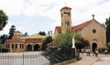 Una escuela prohibió a sus alumnas usar polleras por considerar que generan "exhibiciones indeseables"