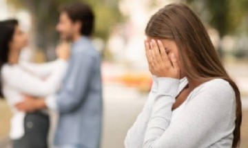 Ya le arruinó una relación y va por más: una joven le pidió a otra que ya no le saque más novios