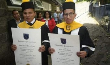 Trabajaban como lustrabotas para pagar sus estudios y se graduaron de enfermeros