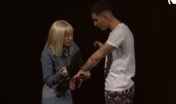 Video: En pleno show Nicki Nicole firmó el tatuaje que un fanático se hizo en su honor