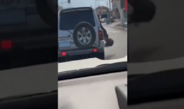 Video: Una joven cayó de cabeza desde camioneta en movimiento y se salvó de milagro