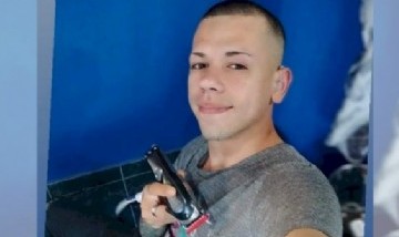 Un joven de La Plata ofrece cortes de pelo a cambio de ladrillos para construir su casa