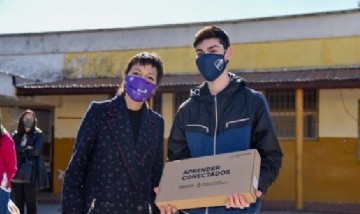 Mayra Mendoza y Nicolás Trotta entregaron netbooks a alumnos y alumnas de Quilmes