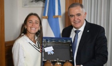 Jaldo recibió a Victoria Sauze, la primera tucumana campeona del mundo de hockey con Las Leonas