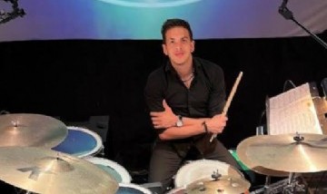 Alan D'Auria llevó el bombo legüero a "La Casa de los Espíritus", la nueva serie de Prime Video
