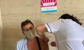 Ruben Eslaiman mostró satisfacción y agradecimiento al momento de ser vacunado