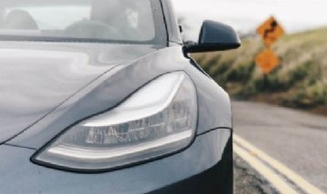 Se grabó llevando a un amigo en el capot del auto, compartió el video en las redes y lo denunciaron