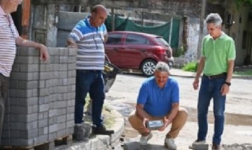 Con adoquines producidos en la Planta Municipal, Villa Gobernador Gálvez comenzó la pavimentación
