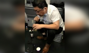 Un médico succionó la orina de un pasajero durante un vuelo y le salvó la vida