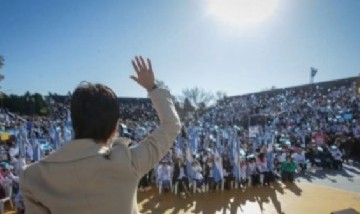 Mayra Mendoza tomó la promesa a la bandera a alumnos primarios: "Hoy hay que ser valientes"