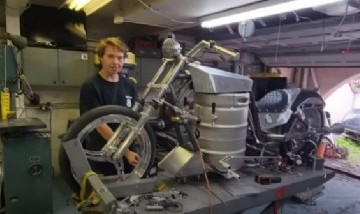 ¿Por el aumento de combustible? Un joven creó una moto que funciona con cerveza