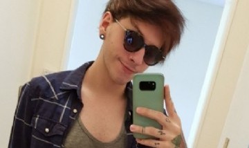 Estanislao Fernández desmintió tener una Ferrari y posó desnudo para sus fans