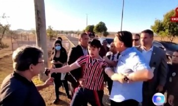 Jair Bolsonaro forcejeó e intentó sacarle el celular a un youtuber que le dijo "vago"