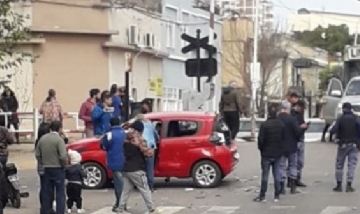 Atravesó un piquete y atropelló cinco personas