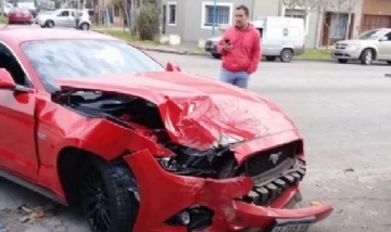 Dejó un Mustang de 70mil u$d en el taller y se lo chocaron