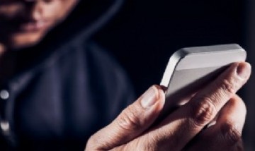Mientras jugaba al fútbol vio con el celular cómo le robaban de su casa 100 millones de pesos