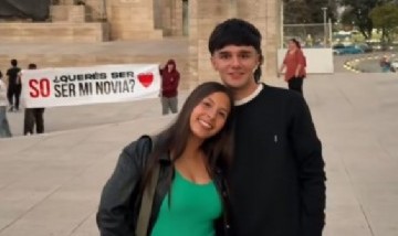Un joven pidió ser novio en el Monumento y enterneció las redes