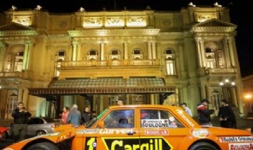 Para Celebrar los 85 años del Turismo Carretera, 12 autos de carrera recorrieron la Av. 9 de Julio