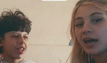 Una joven cantante subió videos a Tik Tok rapeando con su hermano menor y se hizo viral