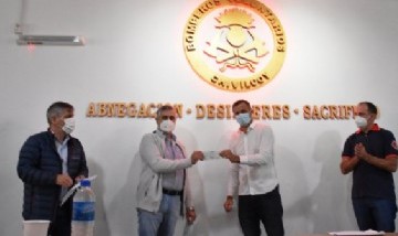 Guillermo Britos, junto a Eduardo "Bali" Bucca y Fabio Britos, hicieron entrega de $ 4.940.000 a los Bomberos Voluntarios